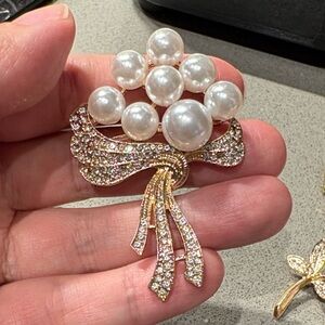 Elegant Pearl and Gold Brooch